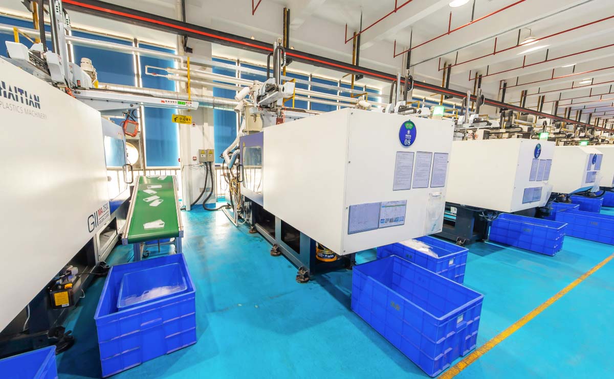 Injection molding workshop of phone cases wholesale suppliers Vawi